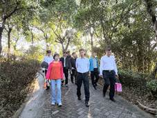 一群人在树林旁的路上走

AI 生成的内容可能不正确。